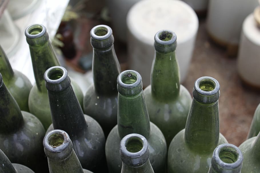 ampolles de vidre verd, ampolla, pols, buit, vidre, vi, col · lecció, licor, verd, ampolla buida, vell, beure, cervesa, art, Oliva, contenidor, cap gent, primer pla, color verd, centrar-se en primer pla, art i artesania, metall, obsoleta, vista d’angle alt, gran grup d'objectes, grup d'objectes, forma geomètrica, menjar i beguda, forma, a l'aire lliure, brut, artesania, brutícia, 5K