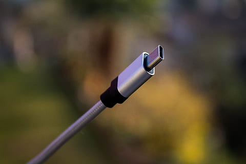 cable usb tipo c de plata, iorange, USB, cable, tipo c, gris, plata, nylon, primer piso, difuminar, centrarse en primer plano, nadie, de cerca, día, solo objeto, al aire libre, metal, luz del sol, enfoque selectivo, música, conexión, naturaleza, comunicación, tecnología, sencillez, material de madera, creatividad, naturaleza muerta, agua, copia espacio, 4K, CC0, dominio público, libre de derechos