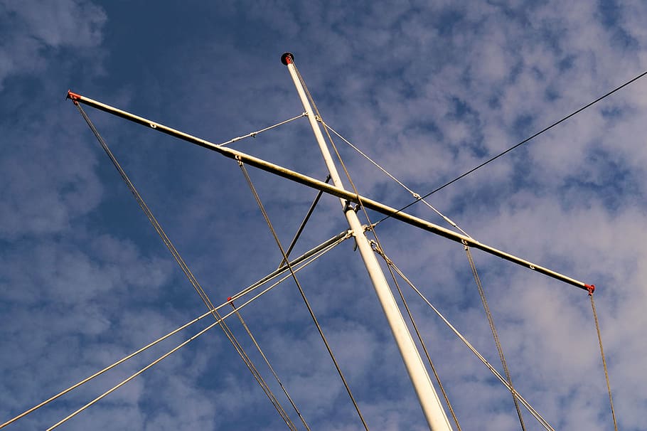 asta de bandera, cordes, cel, alt, enorme, des del fons, núvol - cel, naturalesa, blau, cap gent, tecnologia, a l'aire lliure, dia, medi ambient, generació de combustible i energia, connexió, metall, patró, forma, vista d’angle baix, energia renovable, conservació del medi ambient, forma de triangle, cadena, primer pla, Font d'alimentació, 5K