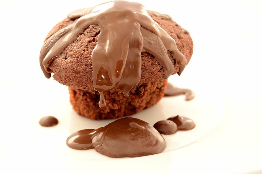 muffin, guarnicions de xarop de xocolata, bun, xocolata, dolços, postres, menjar, cacau, gust, dolç, plat dolç, la dolçor, pastes, gourmet, menjar dolç, marró, refresc, primer pla, crema, pastís, berenar, menjar i beguda, fons blanc, frescor, tir de l'estudi, a l'interior, nou, natura morta, tallar, nou - aliments, alimentació saludable, benestar, cap gent, fruita, indulgència, temptació, esmorzar, 4K