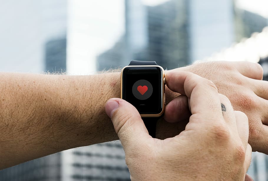 Goldaluminiumfall Apfel, sehen, schwarz, Sportband, menschliche Hand, menschliches Körperteil, Hand, Technologie, Stadt, kabellose Technologie, die Architektur, eine Person, Verbindung, Kommunikation, Erwachsene, halten, gebaute Struktur, tragbares Informationsgerät, Nahansicht, Gebäudehülle, Männer, Körperteil, Stadt leben, menschlicher Arm, menschliches Glied, draußen, Handgelenk, Bürogebäude außen, Wolkenkratzer, 4K