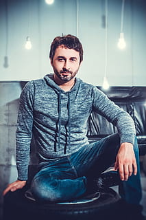 man, studio, kille, lökar, fotografering, i studion, modell, skägg, frontvy, unga män, tittar på kameran, riktiga människor, en person, ung vuxen, tre fjärdedelar längd, Sammanträde, inomhus, porträtt, ansiktshår, vardaglig klädsel, livsstilar, män, fritidsaktivitet, Kläder, heminredning, 5K, CC0, offentligt domän, royaltyfria