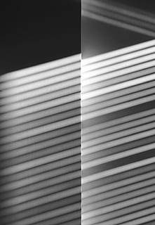 Senza titolo, nero, ombra, bianca, Linee, parallelo, modello, in casa, a strisce, avvicinamento, nessuno, messa a fuoco selettiva, persiane, luce del sole, finestra, sfondi, Colore bianco, fotogramma intero, caratteristica della parete, giorno, natura morta, girato in studio, astratto, natura, sfondo nero, 2K, CC0, dominio pubblico, privo di copyright