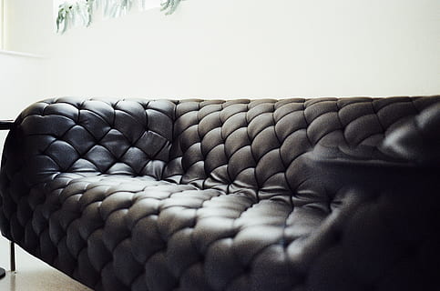 selektivní, zaměření fotografie, Černá, kůže, polstrovaný, pohovka chesterfield, gauč, část lidského těla, uvnitř, část těla, jedna osoba, detail, dětství, dítě, relaxace, potomek, lidské ruky, bezpečnostní, komfortní, selektivní zaměření, emoce, ruka, šedá, kopie prostor, Černá barva, nevinnost, lidská tvář, 2K, CC0, veřejná doména, bez autorských práv