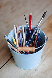 Eimer mit Briefpapier, Eimer, Schreibwaren, Objekte, Bleistift, Holz - Material, Bildung, Ausrüstung, mehrfarbig, Kreativität, Gruppe von Objekten, keine Leute, Tabelle, Blau, große gruppe von gegenständen, Schreibtisch Veranstalter, Wahl, Variation, Fülle, Stillleben, Container, Schreibgerät, drinnen, Fokus auf den Vordergrund, Nahansicht, Kunst und Handwerk, High Angle View, Stift, Kunst, Buntstift, Kunst- und Handwerksausrüstung, 4K, CC0, gemeinfrei, lizenzfrei