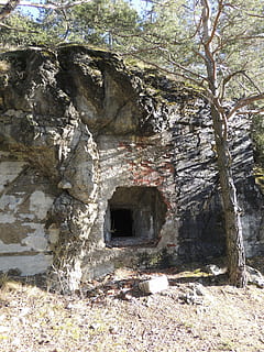 la grotte, bunker, contribution, Roche, cachettes, architecture, structure construite, plante, arbre, extérieur du bâtiment, journée, personne, bâtiment, la nature, abandonné, croissance, vieux, l'histoire, en plein air, terre, le passé, endommagé, solide, maison, faible angle de vue, mur de pierre, détérioration, 4K, CC0, domaine public, libre de droits