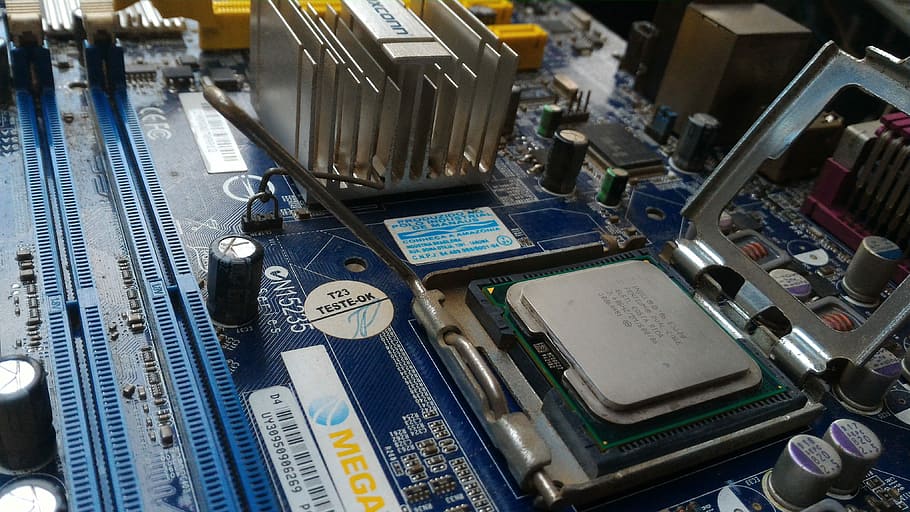 placa, maquinari, processador, intel, pica, ranura, placa base, fàbrica, linea de producció, tecnologia, indústria, maquinària, a l'interior, equipament, cap gent, vista d’angle alt, primer pla, indústria electrònica, gran grup d'objectes, targeta de circuits, control, fabricació d’equips, negocis, automatitzat, comunicació, abundància, eina de treball, fons, equipament industrial, 4K