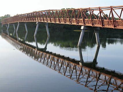 Singapur, reflexió, pont, aigua, pont - estructura feta per l'home, dia, a l'aire lliure, cap gent, estructura construïda, connexió, arquitectura, riu, naturalesa, cel, barana, material de fusta, transport, moll, davant del mar, passarel·la, llarg, 2K, CC0, domini públic, lliure de regalies