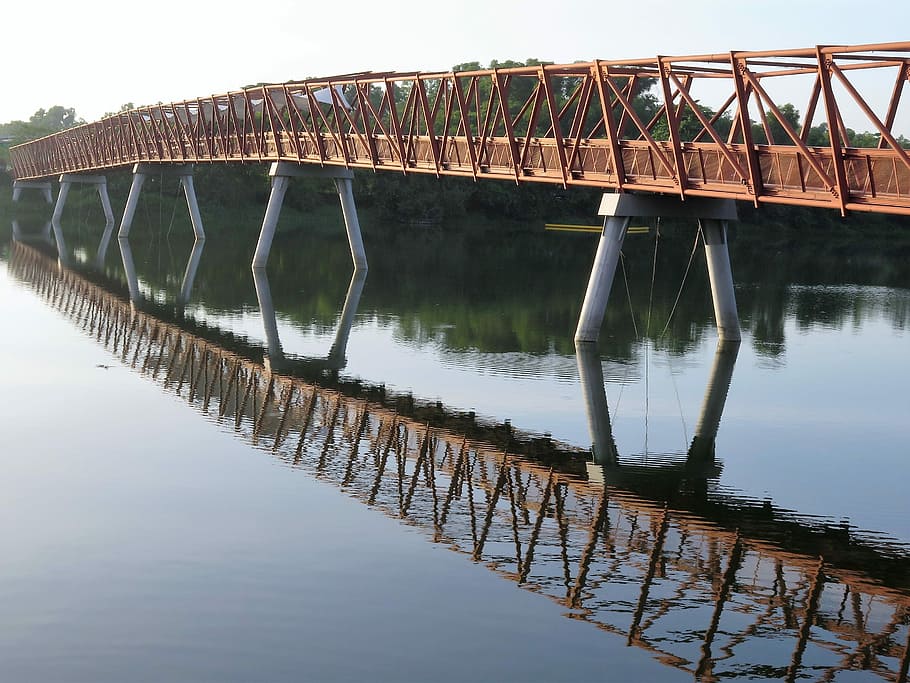 Singapur, reflexió, pont, aigua, pont - estructura feta per l'home, dia, a l'aire lliure, cap gent, estructura construïda, connexió, arquitectura, riu, naturalesa, cel, barana, material de fusta, transport, moll, davant del mar, passarel·la, llarg, 2K
