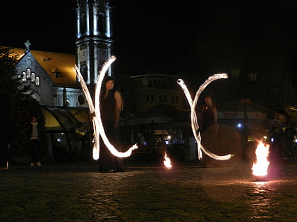 fuoco, notte, luce, anteprima, prestazione, artista, ustioni, bruciare, illuminato, movimento, architettura, lunga esposizione, esterno dell'edificio, struttura costruita, natura, cultura artistica e intrattenimento, raggiante, persone reali, città, persone accessorie, attività di svago, movimento sfocato, sentiero leggero, lunghezza intera, persone, all'aperto, velocità, 4K, CC0, dominio pubblico, privo di copyright