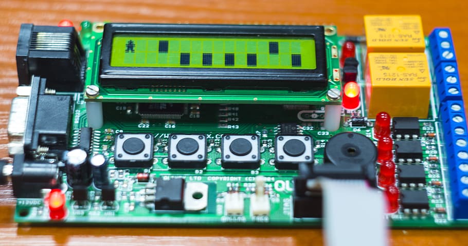 verd, PCB, amb, pantalla lcd, xip, circuit, primer pla, electrònica, tecnologia, targeta de circuits, indústria electrònica, indústria, a l'interior, cap gent, connexió, xip d’ordinador, enfocament selectiu, complexitat, equipament, color verd, comunicació, equips informàtics, ordinador, nombre, negocis, Internet, creació de xarxes, 5K