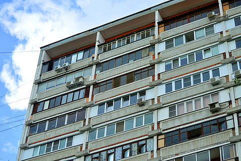 Sowjet, Architektur, Ingenieurwesen, eben, Sowjet, die Architektur, Wohnung, Gebäude, Wohn, Balkon, Fenster, Beton, Glas, hässlich, einfach, langweilig, grau, Weiß, Klimaanlagen, Russisch, Klimaanlage, Blau, Himmel, Wolken, Moskau, Russische Föderation, Häuser, Gebäudehülle, modern, in einer Reihe, gebaute Struktur, Flachwinkelansicht, Stadt, Tag, keine Leute, Wohngegend, Natur, draußen, wolke - himmel, Glas - Material, Sonnenlicht, Muster, sauber, 4K, CC0, gemeinfrei, lizenzfrei