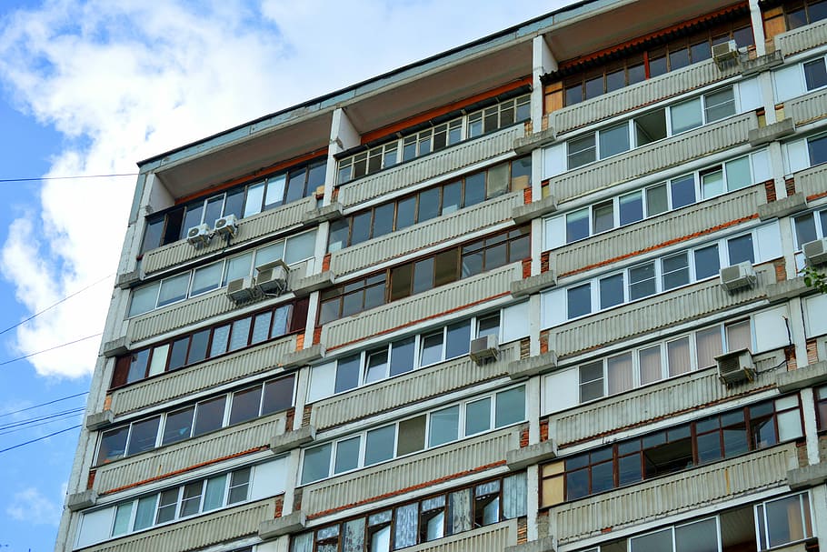 arquitectura soviètica, enginyeria, pis, soviètic, arquitectura, apartament, edifici, residencial, balcó, finestres, concret, vidre, lleig, plana, avorrit, gris, blanc, Aires condicionats, rus, aire acondicionat, blau, cel, núvols, Moscou, Federació Russa, llars, finestra, exterior de l'edifici, modern, en fila, estructura construïda, vista d’angle baix, ciutat, dia, cap gent, barri residencial, naturalesa, a l'aire lliure, núvol - cel, vidre - material, llum solar, patró, netejar, 4K