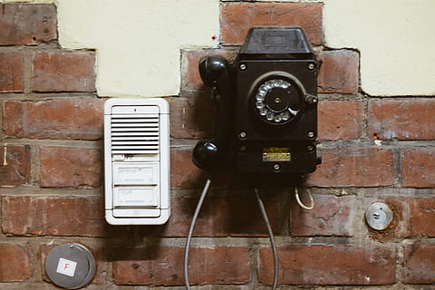 derliaus taksofonas, derliaus, taksofonas, objektų, senamadiškas, senas, retro stiliaus, technologijos, įranga, pasenusi, fotoaparatas - fotografijos įranga, Senovinis, plytų siena, nėra žmonių, patalpose, sienų kūrimo funkcija, sienos, plytų, ryšį, Iš arti, architektūra, komunikacijos, pastatyta struktūra, dieną, elektros energijos, telefonu, mygtukas, maitinimo šaltinis, 4K, CC0, Viešasis domenas, nemokamai