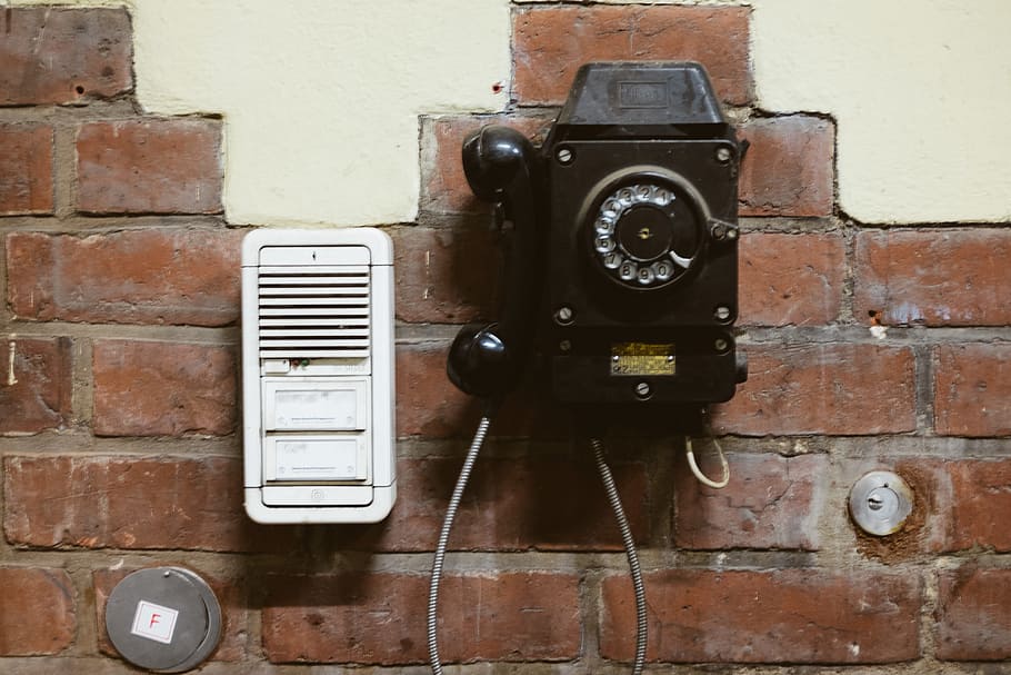 derliaus taksofonas, derliaus, taksofonas, objektų, senamadiškas, senas, retro stiliaus, technologijos, įranga, pasenusi, fotoaparatas - fotografijos įranga, Senovinis, plytų siena, nėra žmonių, patalpose, sienų kūrimo funkcija, sienos, plytų, ryšį, Iš arti, architektūra, komunikacijos, pastatyta struktūra, dieną, elektros energijos, telefonu, mygtukas, maitinimo šaltinis, 4K
