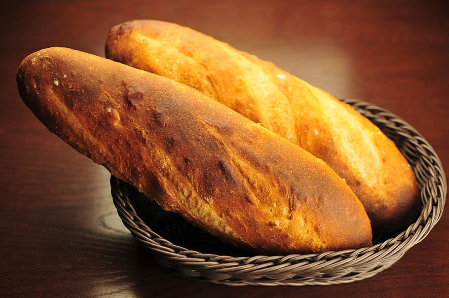dos, estret, pans, cistella, pa casolà, pa francès, menjar, menjar i beguda, pa, primer pla, contenidor, frescor, llesca de pa, al forn, alimentació saludable, marró, cap gent, natura morta, a l'interior, material de fusta, menjar francès, benestar, taula, bun, baguette, pa marró, berenar, 4K