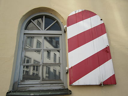 Fenster, Gitterfenster, Verschluss, die Architektur, Fassade, Gebäude, historisch, Glas, Spiegeln, Reflexion, historische Erhaltung, Bayern, Deutschland, gebaute Struktur, Gebäudehülle, Tag, keine Leute, Wandbau - Funktion, Flachwinkelansicht, weiße Farbe, draußen, Glas - Material, geschlossen, Wand, Bogen, rot, Sicherheit, Wohngegend, gestalten, 4K, CC0, gemeinfrei, lizenzfrei