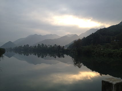 danau, refleksi, dunia luar, alam, gunung, air, pemandangan, di luar rumah, langit, hutan, adegan yang tenang, pohon, keindahan di alam, musim panas, pegunungan, ketenangan, scenics - alam, awan - langit, menanam, tepi laut, tidak ada orang, idilis, adegan non-urban, kabut, danau refleksi, 2K, CC0, domain publik, bebas royalti