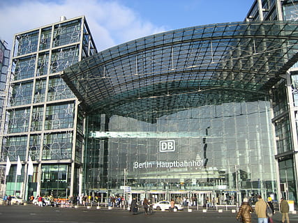 Berlin, Tyskland, bygning, struktur, arkitektur, mennesker, himmel, skyer, togstation, depot, by-, by, byer, transportmidler, uden for, bygget struktur, gruppe af mennesker, bygning udvendig, menneskemængde, stor gruppe mennesker, herrer, moderne, dag, rejsemål, rigtige mennesker, voksen, natur, rejse, Kvinder, turisme, udendørs, 2K, CC0, offentligt domæne, royaltyfrie