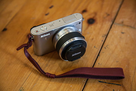 Fotoaparát, nikon, fotografování, fotoaparát - fotografické vybavení, zařízení, objektiv - optický přístroj, fotografická témata, staromódní, starý, retro stylu, jeden objekt, technologie, dřevo - materiál, fotografické vybavení, uvnitř, nikdo, stůl, Černá barva, focení, moderní, detail, stálý život, vysoký úhel pohledu, aktivita, digitální fotoaparát, antický, slr fotoaparát, kůže, dřevo, 5K, CC0, veřejná doména, bez autorských práv