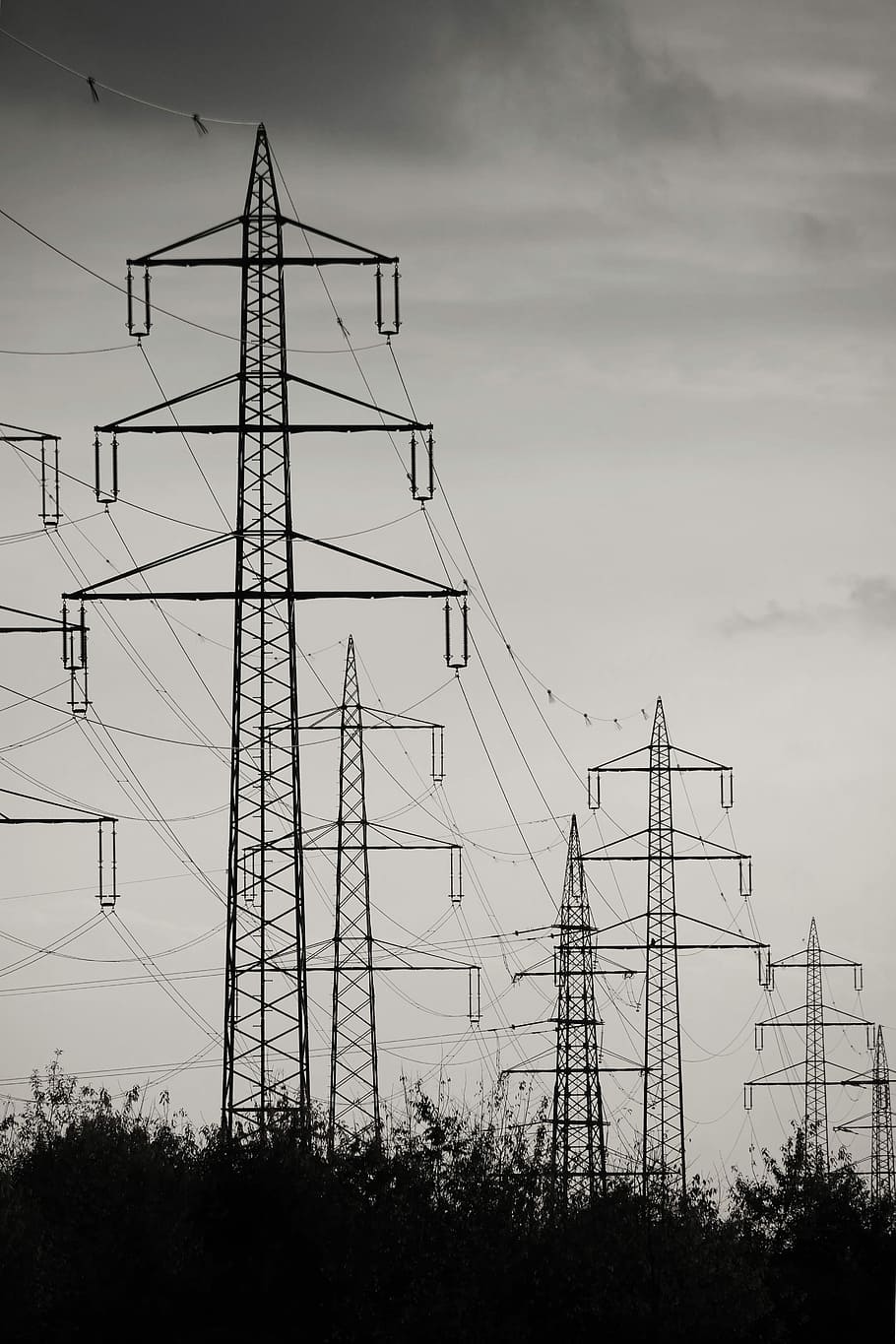 nuværende, højspænding, pylon, Strommast, stål, strømkabel, elektricitet, energi, Strømforsyning, teknologi, himmel, elproduktion, sort og hvid, spænding, el-pylon, kabel, brændstof og elproduktion, sky - himmel, lav vinkel visning, ingen mennesker, forbindelse, natur, bygget struktur, udendørs, arkitektur, dag, høj - høj, plante, træ, elektrisk udstyr, kompleksitet, 5K