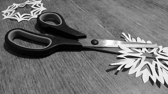 Schere, Schnitt, Papier-, Werkzeug, Scharf, Metall, Bastelschere, Schwarz-Weiss, Bürobedarf, Büro, Haushaltsscheren, Tabelle, Holz - Material, drinnen, Stillleben, keine Leute, Nahansicht, High Angle View, Ausrüstung, Dekoration, Sternform, gestalten, Kunst und Handwerk, Gewehr, Muster, Arbeitsgerät, Waffe, Design, Kunst, Holzmaserung, 4K, CC0, gemeinfrei, lizenzfrei