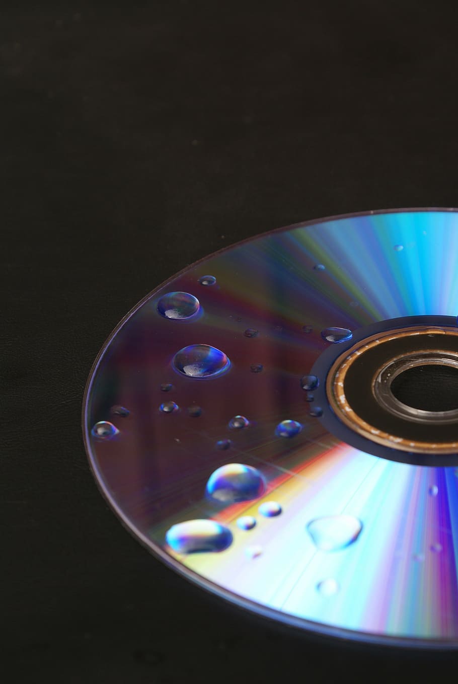 DVD, kapky, světlo, černé pozadí, hudba, nikdo, studio shot, technologie, detail, uvnitř, stálý život, vysoký úhel pohledu, voda, pokles, vícebarevné, tvar, kruh, stůl, přímo nad, napít se, kopie prostor, geometrický tvar, nachový, 4K