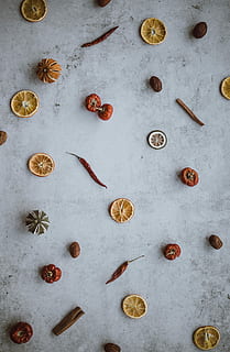 peperoncini, cannella, Noce moscata, pomodori, superiore, grigio, superficie, flatlay, arancia, fette, peperoncino, Pepe, nessuno, in casa, cibo, vista dall'alto, cibo e bevande, grande gruppo di oggetti, mangiare sano, metallo, natura morta, freschezza, variazione, scelta, avvicinamento, giorno, Noce, direttamente sopra, modello, arrugginito, tavolo, forma, 4K, CC0, dominio pubblico, privo di copyright