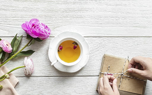 Weiß, Teetasse, gefüllt, Gelb, Flüssigkeit, Untertasse, Blume, Tee, Getränk, von oben nach unten, Holz, Paket, Lieferung, Briefumschlag, Tapete, Jahrgang, Zeit, Krawatte, einfach, heiter, Routine, Entspannung, Entspannen Sie Sich, Erfrischung, erfrischend, Aktualisierung, blühende Pflanze, Pflanze, Frische, menschliches Körperteil, Essen und Trinken, Tabelle, heisses Getränk, Tee - heißes Getränk, Tasse, menschliche Hand, Becher, Schönheit in der Natur, Hand, Natur, drinnen, Holz - Material, Teekanne, Geschirr, 4K, CC0, gemeinfrei, lizenzfrei