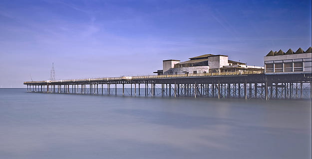 moll, vell, oceà, aigua, estiu, mar, a l'aire lliure, port, estructura construïda, arquitectura, exterior de l'edifici, cel, naturalesa, cap gent, blau, núvol - cel, destinacions de viatge, edifici, reflexió, ciutat, còpia espai, viatjar, bellesa a la natura, tranquil·litat, 2K, CC0, domini públic, lliure de regalies