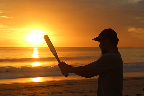 mand, bedrift, baseball bat, strand, solnedgang, sol, daggry, skumring, vand, baseball, hav, himmel, jord, en person, orange farve, rigtige mennesker, scenics - natur, livsstil, horisont, skønhed i naturen, silhuet, horisont over vand, fritidsaktivitet, natur, 5K, CC0, offentligt domæne, royaltyfrie