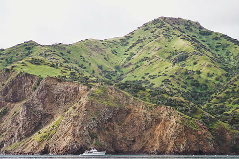 blanc, navegació en vaixell, verd, muntanya, muntanya alta, núvol, cel, cim, cresta, paisatge, naturalesa, vall, turó, arbres, herba, vista, viatjar, vaixell, vela, bellesa a la natura, terra, tranquil·litat, color verd, cap gent, medi ambient, escenics - natura, escena tranquil·la, escena no urbana, planta, dia, a l'aire lliure, destinacions de viatge, arbre, cim de muntanya, 5K, CC0, domini públic, lliure de regalies