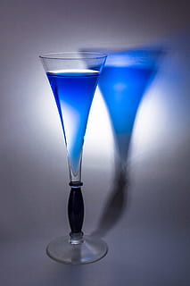 Glas, Trinkbecher, Licht, Schatten, Martini-Glas, Erfrischung, Studioaufnahme, Getränk, Blau, Martini, Cocktail, Essen und Trinken, drinnen, Alkohol, keine Leute, Haushaltsausstattung, grauer Hintergrund, Trinkglas, Nahansicht, Reflexion, Lebensmittel, grau, 5K, CC0, gemeinfrei, lizenzfrei