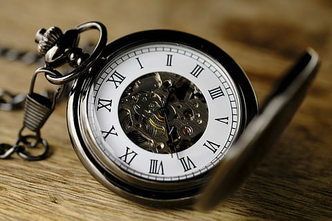 sølvfarvet skeletlomme, holde øje, ur, lommeur, bevægelse, urmager, kunst, tid af, tid, pointer, betale, uret ansigt, tidløs, gammel, antik, årgang, nummer, indendørs, tæt på, træ - materiale, bord, ingen mennesker, nøjagtighed, stilleben, fokus på forgrunden, selektiv fokusering, minut hånd, metal, enkelt objekt, tidsinstrument, 5K, CC0, offentligt domæne, royaltyfrie