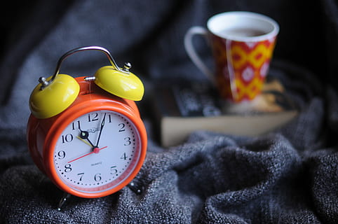 arancia, giallo, sveglia analogica, 11:03, rosso, sveglia a due campane, orologio, tempo, sveglia, orologio analogico, libro, tè, gettare, retrò, il giro, coperta, casa, comfort, stile di vita, codice da vinci, rilassato, in casa, stanza domestica, nessuno, cibo e bevande, mattina, concentrarsi sulle conoscenze acquisite, avvicinamento, girato in studio, Camera da letto, tessile, tazza, bere, letto, mobilia, natura morta, svegliando, boccale, quadrante, 4K, CC0, dominio pubblico, privo di copyright