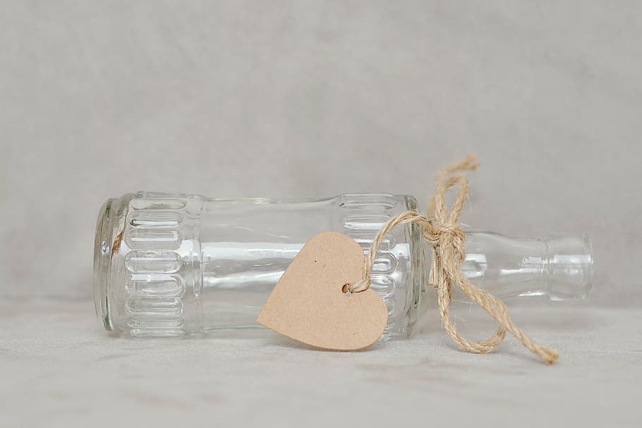 clar, vidre, decoratiu, ampolla, buit, ampolla buida, gerro, gerro buit, tràilers, penjoll de cor, cor, transparent, tancar, cap gent, a l'interior, tir de l'estudi, primer pla, fons blanc, dia, natura morta, còpia espai, vidre - material, contenidor, taula, accessori personal, emoció, lligat, oficina, dos objectes, amor, tallar, centrar-se en primer pla, cinta: objectes de cosir, 5K