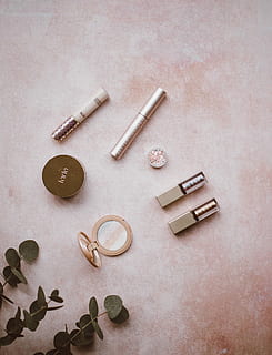 makeup, kosmetiske på bordet, flatlay, mascara, kompakt, spejl, høj vinkel visning, indendørs, stilleben, ingen mennesker, bord, metal, tæt på, studio skud, valg, variation, meddelelse, nøgle, kreativitet, gruppe af objekter, stor gruppe af objekter, skilt, Kunst og håndværk, træ - materiale, advarselsskilt, sociale problemer, 4K, CC0, offentligt domæne, royaltyfrie