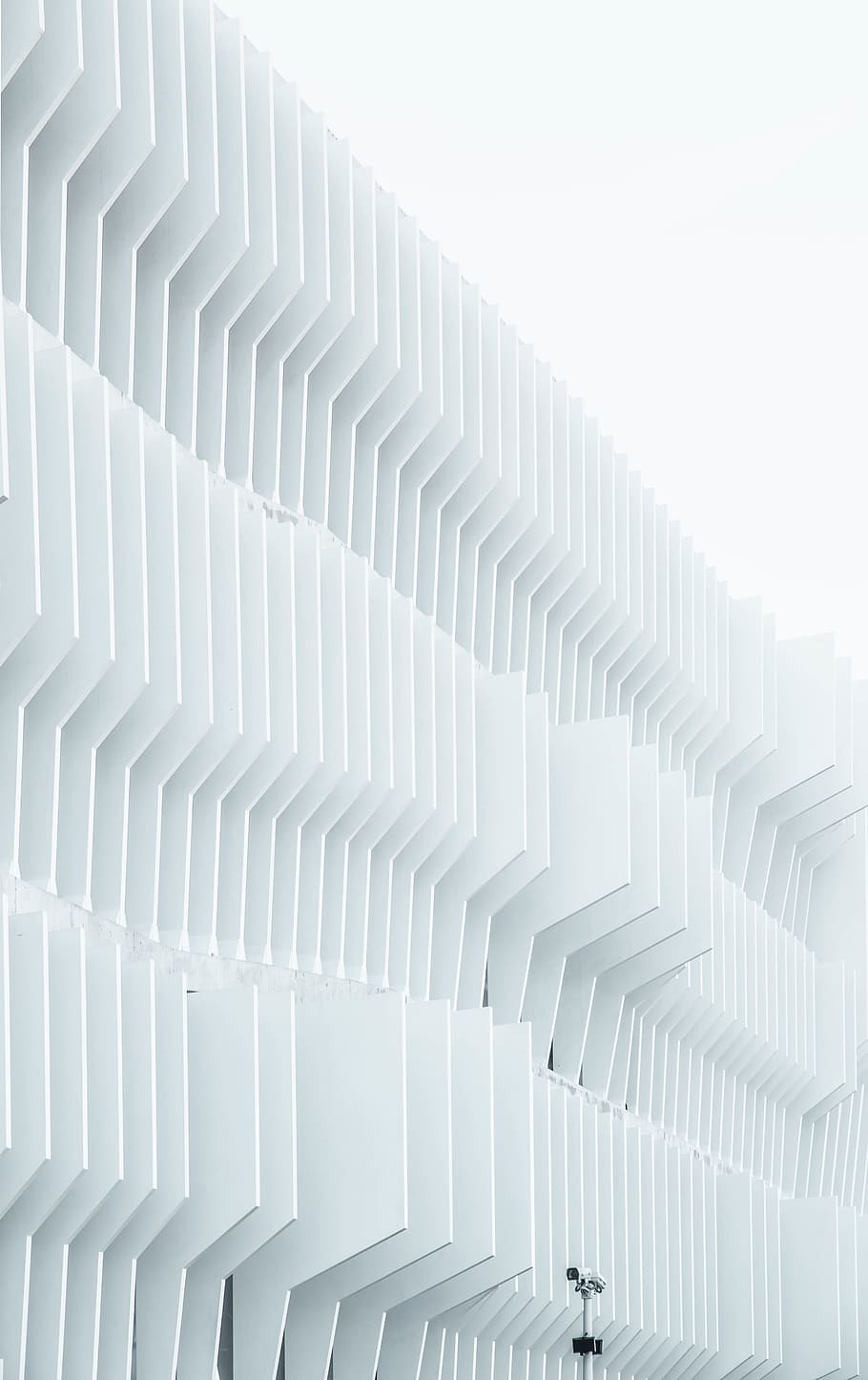 arquitectura, edificio, estructura, diseño, Art º, azul, modelo, nadie, el color blanco, estructura construida, repetición, moderno, día, en una fila, vista de ángulo bajo, exterior del edificio, característica arquitectónica, gran grupo de objetos, cielo limpio, abundancia, lado a lado, al aire libre, 5K