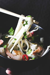 ruda, chopstick, ramen, juoda, keramikos, dubuo, maisto, gurmanams, daržovių, valgio, vakarienė, lazdelės, šviežumas, pietūs, indai, jūros gėrybės, restoranas, sveika mityba, makaronai, Iš arti, virimo, Maistas ir gėrimai, nėra žmonių, patalpose, studija, pasiruošęs valgyti, natiurmortas, aptarnavimo dydis, gerovę, aukšto kampo vaizdas, virtuvės įrankis, sutelkti dėmesį į naujas žinias, šaukštas, lentelė, malonumas, juodas fonas, Japonų maistas, pagunda, 4K, CC0, Viešasis domenas, nemokamai