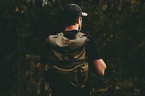 Mann, Wald, Tragen, braun, Rucksack, trägt, schwarz, Hemd, Lederrucksack, Person, erkunden, Fernweh, Abenteuer, Wanderung, Mode, Stil, Tasche, klettern, draußen, Natur, Baum, Berg, Forscher, Lebensstil, wild, Buchse, eine Person, Stehen, Brille, Sonnenbrille, Kleidung, bewaffnete Kräfte, Sicherheit, Männer, Land, echte Menschen, Schutz, Soldat, junge Männer, Waffe, Militär-, Zeichen, Rückansicht, Regierung, Uniform, Aggression, 1080P, CC0, gemeinfrei, lizenzfrei