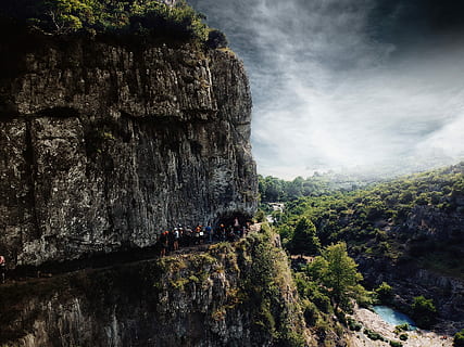 mennesker, stående, rockhill vej, gå, bjergkanten, bjerg, træ, gruppe af mennesker, skønhed i naturen, scenics - natur, plante, natur, ro, dag, jord, klippe, Skov, himmel, rolig scene, rigtige mennesker, ikke-urbane scene, medium gruppe af mennesker, fritidsaktivitet, rock formation, udendørs, formation, 4K, CC0, offentligt domæne, royaltyfrie
