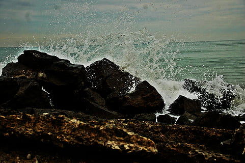 platja, rock, onades, mar, naturalesa, onada, rock - object, línia de costa, aigua, paisatge marí, sòlid, terra, moviment, bellesa a la natura, esquitxades, cap gent, esport aquàtic, trencament, dia, escenics - natura, a l'aire lliure, horitzó sobre l’aigua, poder a la natura, colpejar, 2K, CC0, domini públic, lliure de regalies
