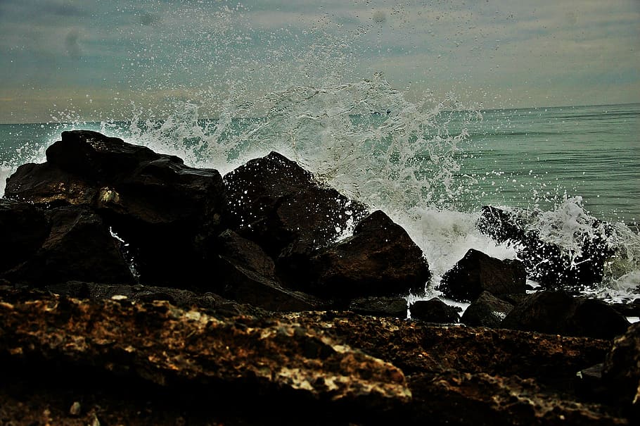 platja, rock, onades, mar, naturalesa, onada, rock - object, línia de costa, aigua, paisatge marí, sòlid, terra, moviment, bellesa a la natura, esquitxades, cap gent, esport aquàtic, trencament, dia, escenics - natura, a l'aire lliure, horitzó sobre l’aigua, poder a la natura, colpejar, 2K
