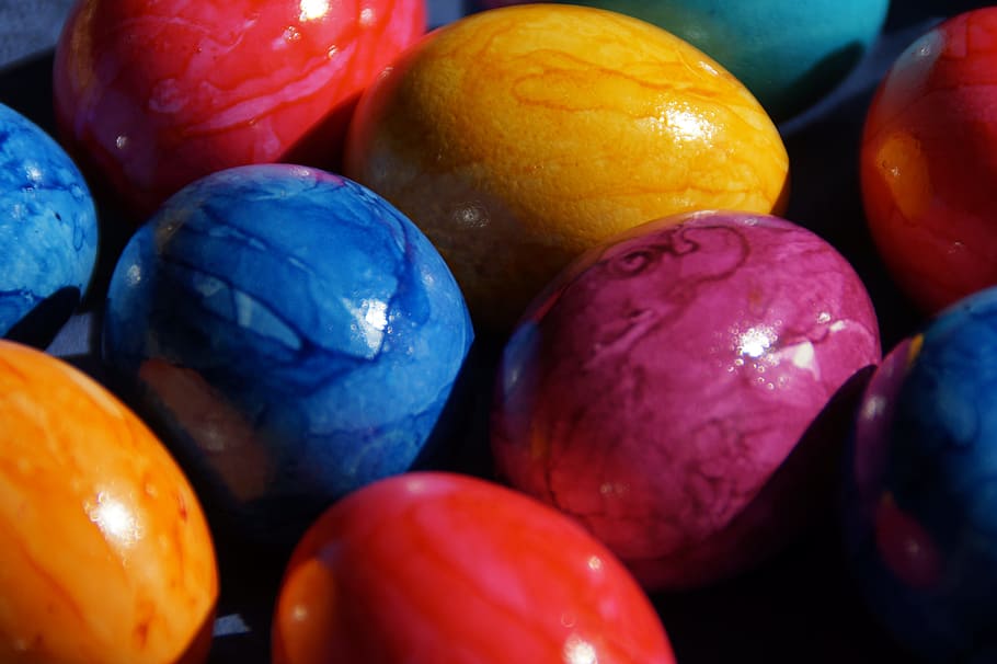 fotografia de primer pla, boles de colors assortits, ous de Pasqua, primavera, conill de Pasqua, cistella, cistella de pasqua körbchen, ou, colorit, color, Pasqua, Feliç Pasqua, tradició, cristianisme, personalitzat, costums, consum de primavera, salutació de pasqua, menjar i beguda, menjar, alimentació saludable, fruita, primer pla, marc complet, multicolor, cap gent, frescor, vermell, blau, benestar, natura morta, fons, a l'interior, grup d'objectes, gran grup d'objectes, tir de l'estudi, brillant, 5K