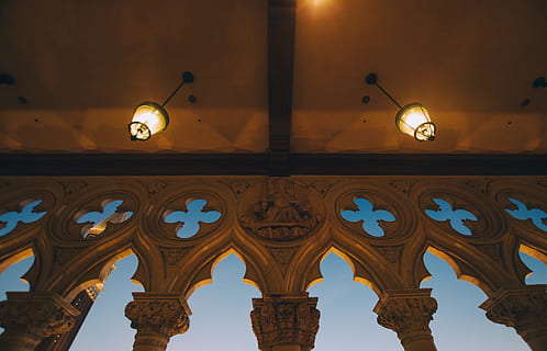 lampa de plafon de pornire, gri, cioplit, beton, structura, luminat, pendant lampă, negru, pandantiv, lumini, tavan, pornit, arhitectură, clădire, arc, stâlp, loc faimos, decor, istorie, construită, arhitectura și clădirile, bogat ornamentat, fereastră, vechi, iluminat, destinații de călătorie, nici o persoana, echipamente de iluminat, vedere unghiulară joasă, în interior, religie, credință, lăcaș de cult, model, trecutul, spiritualitate, agăţat, turism, cer, coloană arhitecturală, lampă electrică, 2K, CC0, domeniu public, fără drepturi de autor