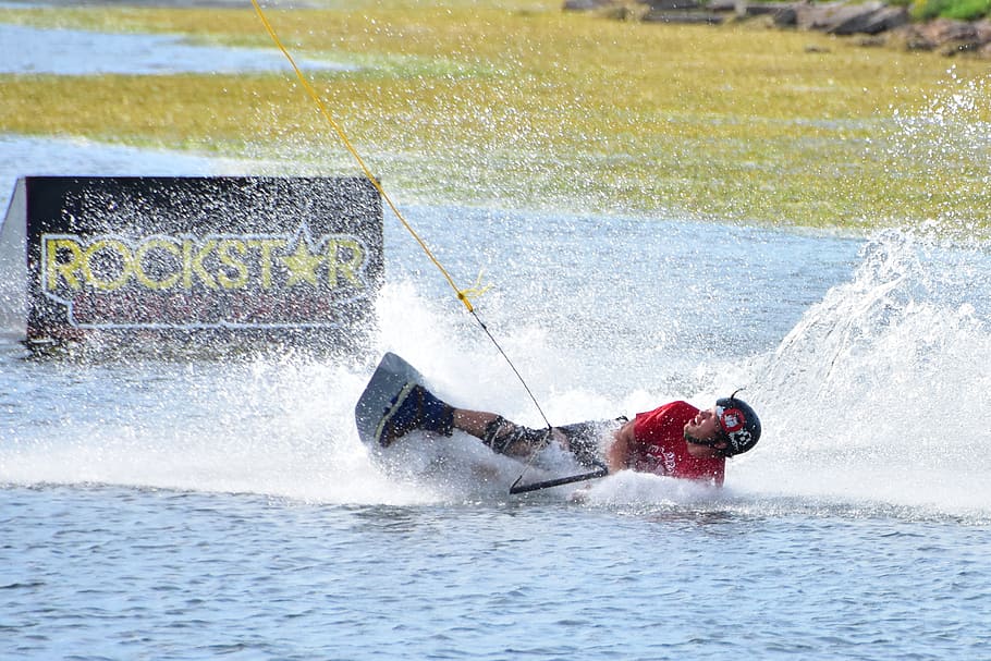 wakeboard, akce, vodní sporty, voda, sport, pohyb, stříkající, den, vodní sport, muži, Příroda, volnočasové aktivity, lidé, nábřeží, životního stylu, moře, extrémní sporty, skutečných lidí, soutěž, venku, Rychlost, postřik, 2K