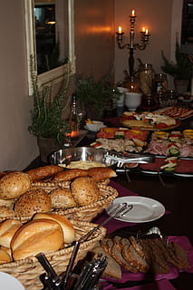 morgenbuffet, buffet, morgenmad, rulle, brød, croissant, pølse, ost, restaurant, mad, bötchen, spise, kornbrød, gastronomi, Bagværk, frisch, mad og drikke, indendørs, klar til at spise, friskhed, sund kost, ingen mennesker, bord, velvære, bagt, brød brød, måltid, stilleben, plade, portionsstørrelse, forretning, tæt på, kurv, valg, bolle, Brunt brød, fransk mad, 2K, CC0, offentligt domæne, royaltyfrie