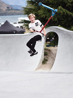 Junge, Springen, rot, Roller, Trick, mit, Tretroller, Foto, weißes Top, schwarz, Hose, Nike Schuhe, rot und Blau, Beton, Fußboden, draußen, eine Person, kaukasischer Abstammung, Sport, Farbbild, Bildtechnik, menschliches Alter, Männer, Uhrzeit, Bildtyp, Menschen, Spaß, bewegende Tätigkeit, Erwachsene, Tag, in voller Länge, Freizeitbeschäftigung, Aktion, gesunder Lebensstil, nur für Erwachsene, Kind, lächelnd, Lebensstile, kopieren sie platz, Naturphänomen, Nur ein Mann, Nur Männer, echte Menschen, Fertigkeit, Skateboard park, Legere Kleidung, Sportausrüstung, in der Luft, Natur, Balance, Bewegung, junger Erwachsener, 2K, CC0, gemeinfrei, lizenzfrei