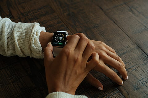 sølv aluminium æble, holde øje, hvid, sport band, person iført smartwatch, person, panel, æble, teknologi, skærm, menneskelig hånd, mennesker, tæt på, en person, bedrift, herrer, udstyr, armbåndsur, menneskelig kropsdel, trådløs teknologi, meddelelse, indendørs, hånd, forbindelse, voksen, Kvinder, høj vinkel visning, tid, smart ur, bærbar computer, kropsdel, livsstil, mobiltelefon, finger, 4K, CC0, offentligt domæne, royaltyfrie
