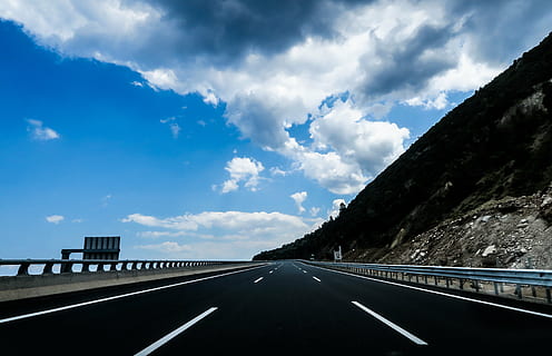 buit, carretera, cos, aigua, muntanya, muntanya alta, núvol, blau, cel, paisatge, naturalesa, vall, carrer, viatjar, a l'aire lliure, vista, asfalt, transport, autopista de carrils múltiples, trànsit, núvol - cel, direcció, el camí a seguir, símbol, marcatge, signe, marcatge de carreteres, cap gent, barana, punt de fuga, dia, línia divisòria, connexió, perspectiva decreixent, 5K, CC0, domini públic, lliure de regalies